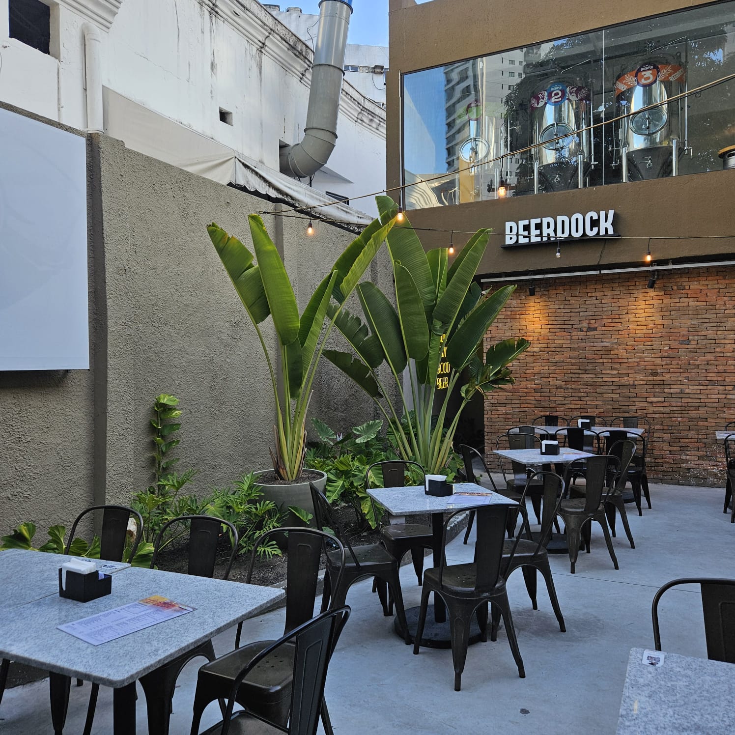 serviço de decoração interna - decoração de jardim - paisagismo em pátios internos - bar beerdock recife