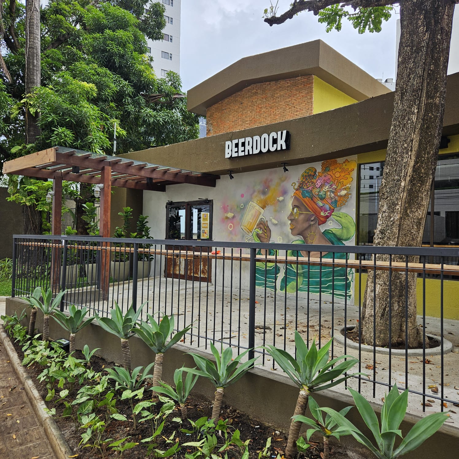 serviço de decoração interna - decoração de jardim - paisagismo em pátios internos - bar beerdock recife