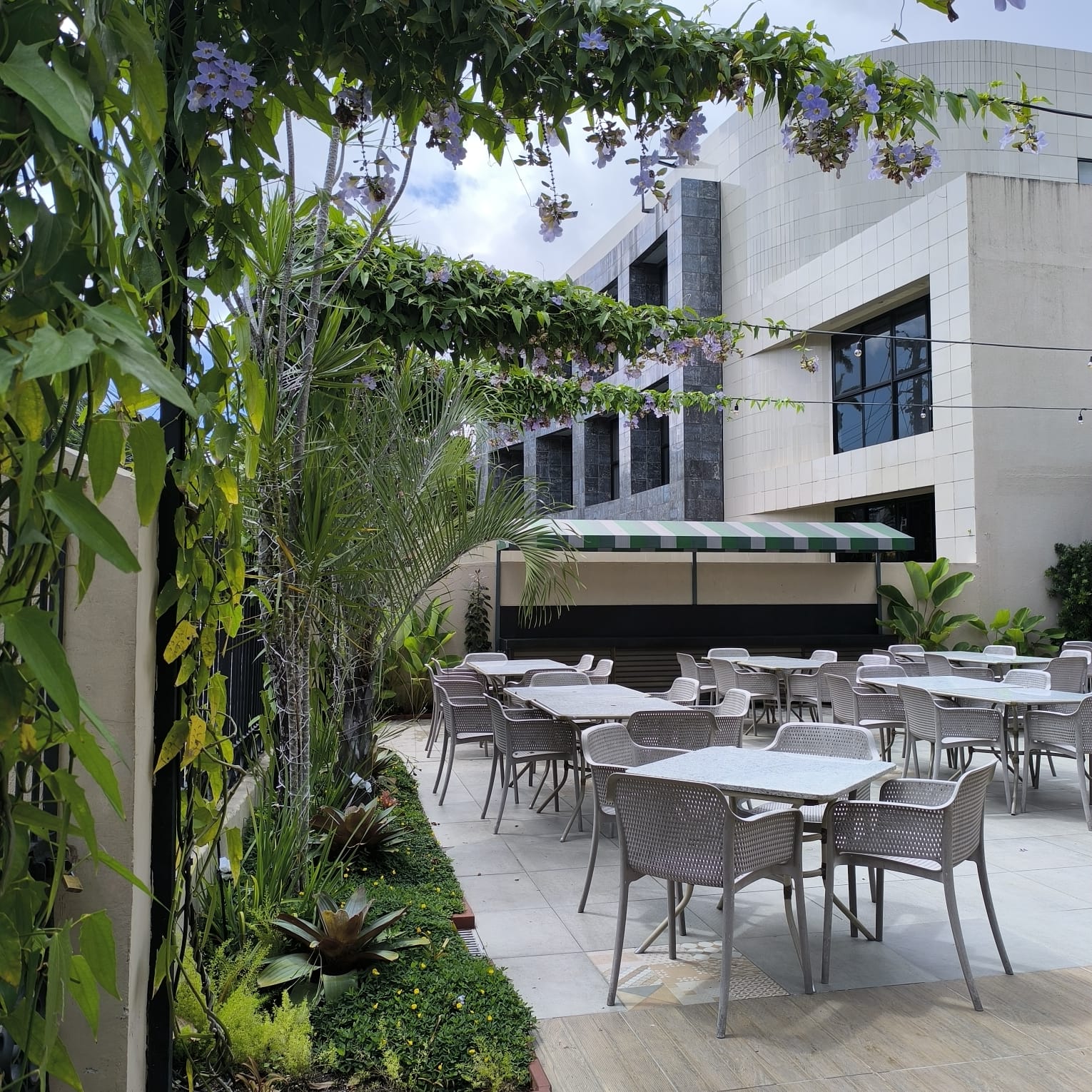 serviço de decoração interna - decoração de jardim - paisagismo em pátios internos - restaurante papa capim recife